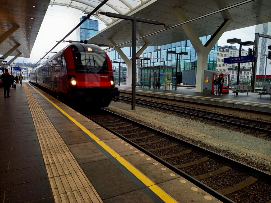 Einfahrt des Railjets am Salzburger Hauptbahnhof.
